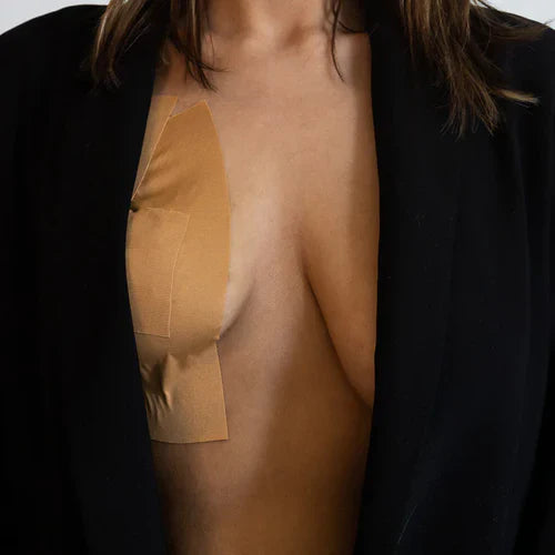 Boob tape plakken